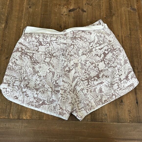 Robbi and Nikki Shorts, white, grey, snake print, neutral, pleated front, loose - Picture 5 of 6